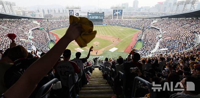 [서울=뉴시스] 박주성 기자 =  2026 신한 SOL KBO리그가 개막한 29일 오후 서울 송파구 잠실야구장에서 열린 LG 트윈스와 KT 위즈의 경기를 찾은 만원 관중이 열띤 응원을 하고 있다. 2026.03.29. park7691@newsis.com