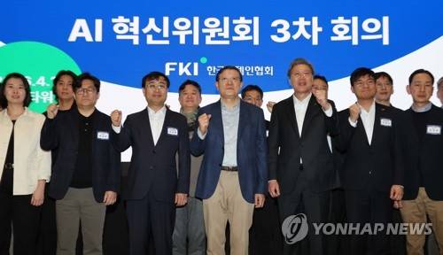 AI혁신위원회 3차회의 (서울=연합뉴스) 김주형 기자 = 10일 서울 강남구 역삼동 GS타워에서 열린 AI혁신위원회 3차회의에서 AI혁신위원회 위원장인 허태수 GS그룹 회장과 참석자들이 기념 촬영하고 있다. 2026.4.10 kjhpress@yna.co.kr