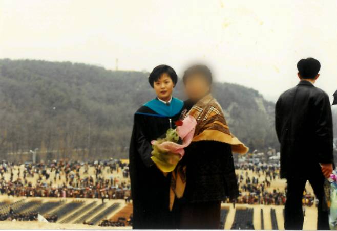 20대 시절, 학부와 대학원에서 경제학을 공부한 윤희숙 예비후보의 모습. 그는 "'차가운 머리'와 '뜨거운 가슴'을 가진 경제학자가 되고 싶었다"고 적었다. 윤 후보 페이스북 캡처