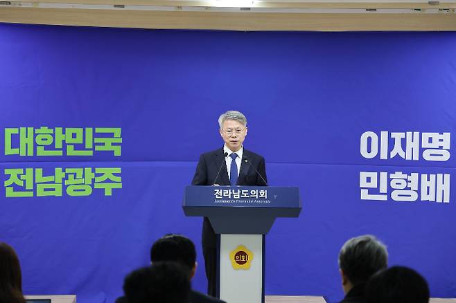 더불어민주당 전남광주통합특별시장 경선 후보인 민형배 국회의원(광주 광산구을)이 결선 진출 이후인 지난 6일 오전 11시 전남도의회 브리핑룸에서 기자회견을 열고, 서부권 미래 비전을 제시했다. 민 후보 측 제공