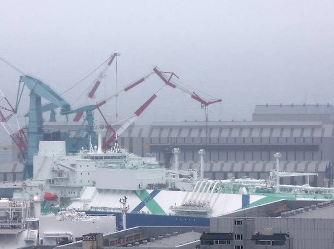 지난 9일 울산 동구 HD현대중공업에서 정비 중인 해군 잠수함에서 불이 난 HD현대중공업 모습. 연합뉴스