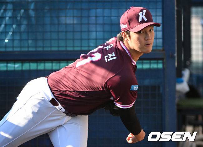 [OSEN=잠실, 조은정 기자]7일 서울 잠실야구장에서 '2026 신한 SOL Bank KBO리그' 키움 히어로즈와 두산 베어스의 경기가 열린다.이날 두산은 최승용, 키움은 배동현을 선발로 내세웠다.경기 전 키움 안우진이 불펜피칭을 하고 있다. 2026.04.07 /cej@osen.co.kr