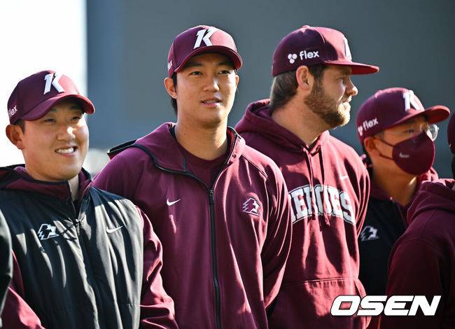 [OSEN=잠실, 박준형 기자] 8일 서울 잠실구장에서 '2026 신한 SOL Bank KBO리그' 두산 베어스와 키움 히어로즈의 경기가 열렸다.이날 두산은 최민석을, 키움은 정세영을 선발투수로 내세웠다.경기 앞서 키움 안우진이 동료들과 함께 미팅에 참석하고 있다.    2026.04.08 / soul1014@osen.co.kr