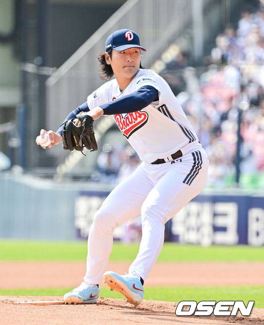 [OSEN=잠실, 박준형 기자] 4일 오후 서울 잠실구장에서 ‘2026 신한은행 SOL Bank KBO리그’ 두산 베어스와 한화 이글스의 경기가 진행됐다.이날 두산은 곽빈을, 한화는 왕옌청이 선발투수로 내세웠다.  1회초 두산 선발투수 곽빈이 역투하고 있다   2026.04.04 / soul1014@osen.co.kr