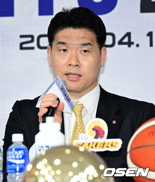 [OSEN=조은정 기자]2025-2026 LG전자 프로농구 플레이오프 미디어데이가 10일 서울 강남구 KBL 센터에서 열렸다.이날 미디어데이에는 창원 LG 조상현 감독·유기상, 안양 정관장 유도훈 감독·박지훈, 원주 DB 김주성 감독·이선 알바노, 서울 SK 전희철 감독·에디 다니엘, 고양 소노 손창환 감독·이정현, 부산 KCC 이상민 감독·허웅이 참석했다.LG 조상현 감독이 출사표를 던지고 있다. 2026.04.10 /cej@osen.co.kr