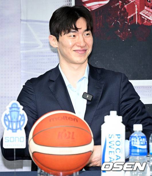 [OSEN=조은정 기자]2025-2026 LG전자 프로농구 플레이오프 미디어데이가 10일 서울 강남구 KBL 센터에서 열렸다.이날 미디어데이에는 창원 LG 조상현 감독·유기상, 안양 정관장 유도훈 감독·박지훈, 원주 DB 김주성 감독·이선 알바노, 서울 SK 전희철 감독·에디 다니엘, 고양 소노 손창환 감독·이정현, 부산 KCC 이상민 감독·허웅이 참석했다.드레스코드를 착각한 소노 이정현이 유니폼이 아닌 정장을 입고 자리에 착석하고 있다. 2026.04.10 /cej@osen.co.kr