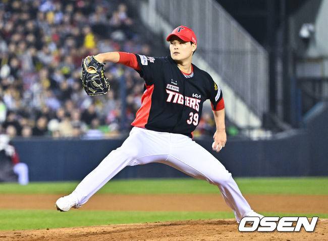 [OSEN=잠실, 박준형 기자] 1일 서울 잠실야구장에서 2026 신한 SOL KBO리그 LG 트윈스와 KIA 타이거즈의 경기가 열렸다. 이날 LG는 송승기를, KIA는 양현종을 선발로 내세웠다.6회말 KIA 최지민 투수가 역투하고 있다.  2026.04.01 / soul1014@osen.co.kr