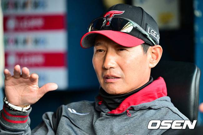 [OSEN=잠실, 박준형 기자] 경기에 앞서 LG 염경엽 감독이 인터뷰하고 있다.     2026.04.01 / soul1014@osen.co.kr