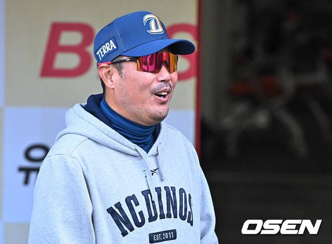 [OSEN=대구, 이석우 기자] 10일 대구삼성라이온즈파크에서 2026 신한 SOL KBO 리그 삼성 라이온즈와 NC 다이노스의 경기가 열린다. 홈팀 삼성은 후라도가, 방문팀 NC는 구창모가 선발 출전한다. NC 다이노스 이호준 감독이 인터뷰를 하고 있다. 2026.04.10 / foto0307@osen.co.kr
