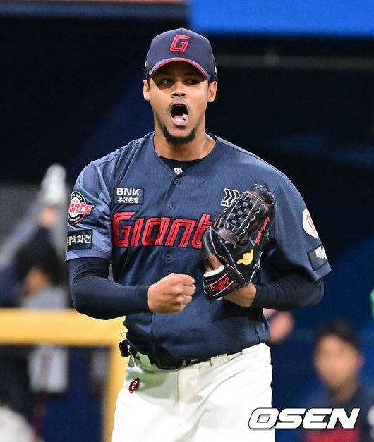 [OSEN=고척, 지형준 기자] 10일 서울 고척스카이돔에서 ‘2026 신한은행 SOL Bank KBO리그’ 키움 히어로즈와 롯데 자이언츠의 경기가 열렸다.이날 키움은 라울 알칸타라, 롯데는 엘빈 로드리게스를 선발투수로 내세웠다.&nbsp;7회말 1사 1루에서 롯데 로드리게스가 키움 김건희를 유격수 땅볼 병살 처리하며 기뻐하고 있다. 2026.04.10&nbsp;/ jpnews@osen.co.kr