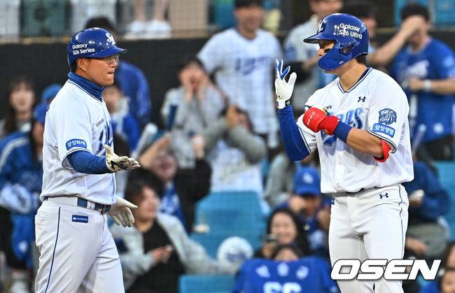 [OSEN=대구, 이석우 기자] 10일 대구삼성라이온즈파크에서 2026 신한 SOL KBO 리그 삼성 라이온즈와 NC 다이노스의 경기가 열린다. 홈팀 삼성은 후라도가, 방문팀 NC는 구창모가 선발 출전한다. 삼성 라이온즈 박승규가 1회말 중견수 뒤 3루타를 치고 세리머니를 하고 있다. 2026.04.10 / foto0307@osen.co.kr