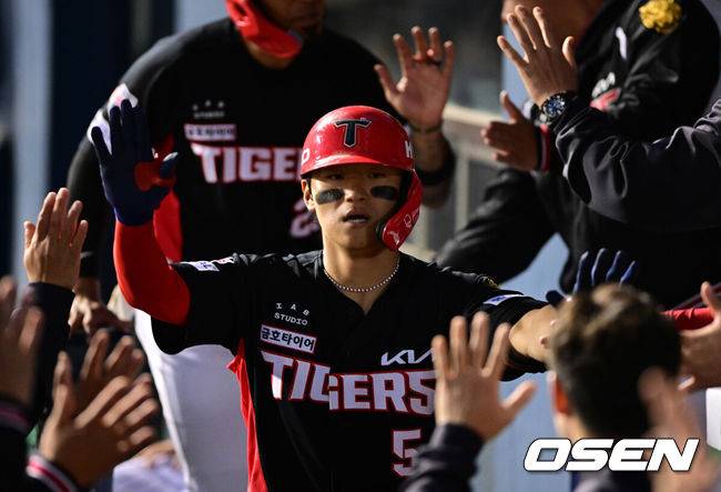 [OSEN=잠실, 지형준 기자] 31일 서울 잠실야구장에서 2026 신한 SOL KBO리그 LG 트윈스와 KIA 타이거즈즈의 경기가 열렸다. 이날 LG는 톨허스트, KIA는 아담 올러를 선발로 내세웠다.2회초 2사 2루에서 KIA 김도영이 좌월 투런포를 날리고 더그아웃에서 동료선수들과 기뻐하고 있다. 2026.03.31&nbsp;/ jpnews@osen.co.kr