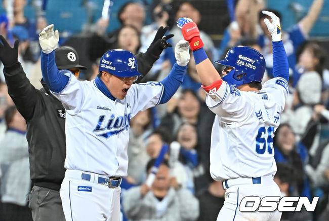 [OSEN=대구, 이석우 기자] 10일 대구삼성라이온즈파크에서 2026 신한 SOL KBO 리그 삼성 라이온즈와 NC 다이노스의 경기가 열렸다. 홈팀 삼성은 후라도가, 방문팀 NC는 구창모가 선발 출전했다. 삼성 라이온즈 박승규가 8회말 2사 만루 중견수 뒤 싹쓸이 3루타를 치고 하이파이브를 하고 있다. 2026.04.10 / foto0307@osen.co.kr