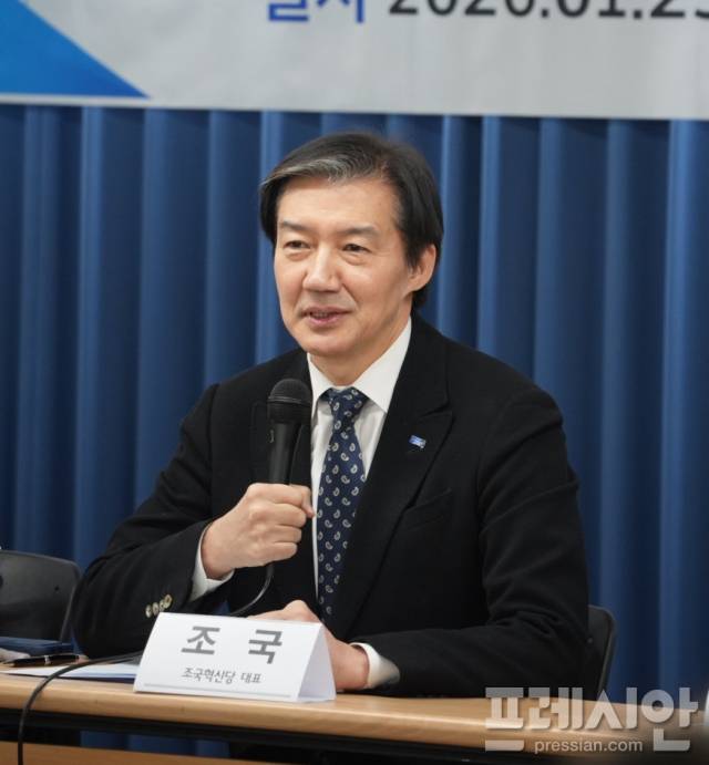 ▲조국 조국혁신당 대표가 23일 광주 동구 전일빌딩245 4층에서 시민단체협의회 관계자들의 질문에 답변하고 있다.2026.01.23ⓒ프레시안(김보현)