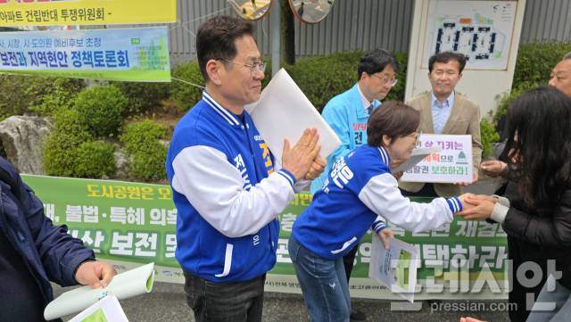 ▲오는 6월 3일 전주시장 선거에 출마한 예비후보들이 기자회견 후 '덕진공원.건지산 국가도시공원 지정'등을 위한 설문조사 결과보고서를 전달받고 있다. ⓒ프레시안