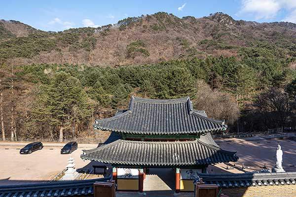 구룡사 보광루 능선에서 바라본 천지봉 능선.