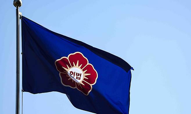 서울 종로구 헌법재판소 앞에 깃발이 휘날리고 있다. 뉴시스