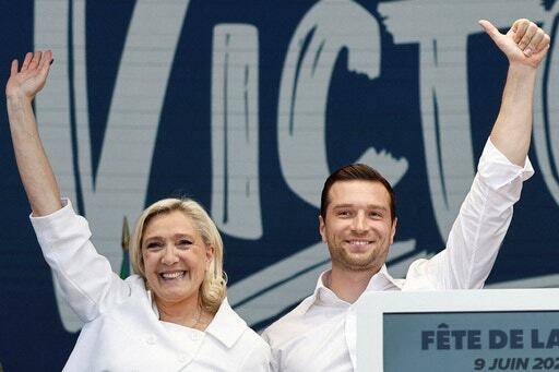 프랑스 극우 정당 RN의 지도자 마린 르펜(왼쪽)과 그 후계자 조르당 바르델라. 르펜이 사법 리스크 때문에 2027년 대선 후보 자격을 상실하는 경우 바르델라가 대신 출마할 예정이다. 로이터연합