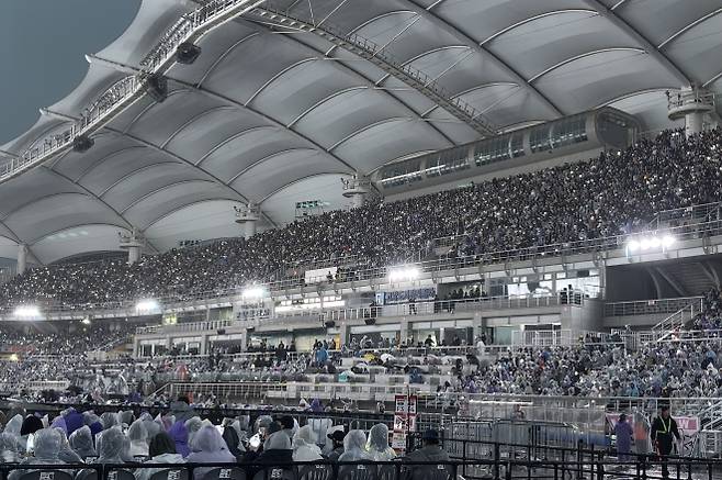 K팝 그룹 방탄소년단(BTS) 월드투어가 열린 9일 경기 고양종합운동장이 아미(BTS 팬덤)들로 가득 차 있다. BTS는 9~12일 고양종합운동장을 시작으로 전세계 34개 도시에서 총 85회에 걸쳐 콘서트를 연다. 연합뉴스