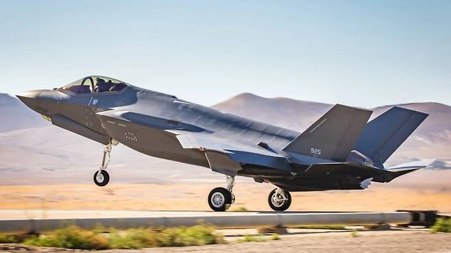 이스라엘 공군의 F-35I ‘아디르’ 전투기가 이륙하고 있다. 미국은 최근 이스라엘 F-35 전력용 추가 소프트웨어 개발 계약을 체결하며 맞춤형 개량 작업을 이어가고 있다. 사진은 기사 내용과 직접 관련 없는 자료사진. 이스라엘 공군(IAF)