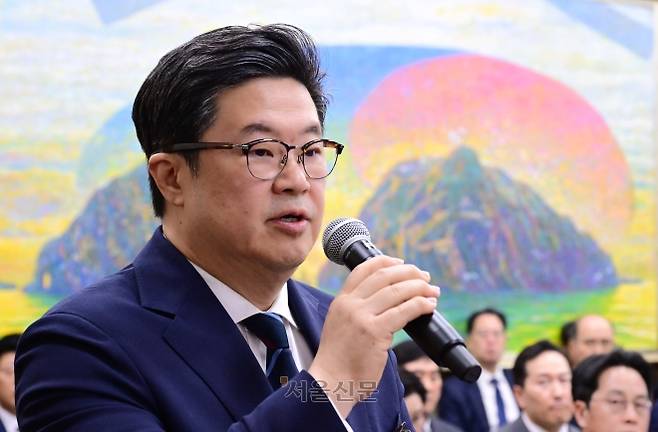 김병주 MBK파트너스 회장이 14일 서울 영등포구 여의도 국회에서 열린 공정거래위원회, 개인정보보호위원회 등에 대한 정무위원회 국정감사에 증인으로 출석, 의원 질의에 답변하고 있다.. 2025.10.14안주영 전문기자