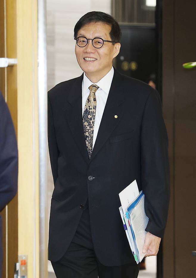 이창용 한국은행 총재가 10일 서울 중구 한국은행 본관에서 열린 금융통화위원회 본회의에 들어서고 있다. 사진공동취재단