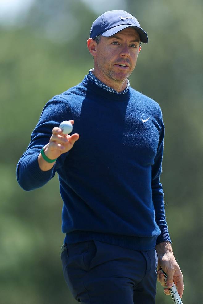 디펜딩 챔피언 로리 매킬로이가 9일(현지 시간) 미국 조지아주 오거스타 내셔널GC에서 열린 마스터스 1라운드 8번 홀에서 버디를 잡은 뒤 관람객들에게 인사하고 있다. AFP연합뉴스