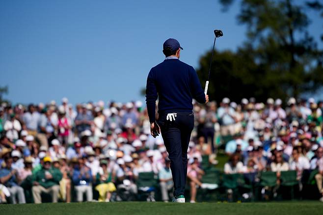 로리 매킬로이가 9일(현지 시간) 미국 조지아주 오거스타 내셔널GC에서 열린 마스터스 1라운드 18번 홀에서 경기를 마치며 관람객들의 환호에 화답하고 있다. AP연합뉴스
