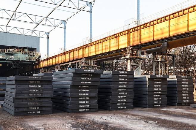 포항제철소가 제강 슬라브 야드에 자동화 시스템을 도입한 현장. ©포스코그룹