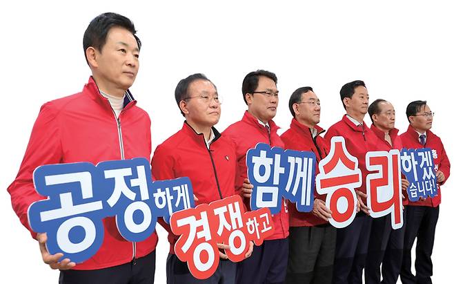 4월1일 국민의힘 대구시당에서 열린 제9회 전국동시지방선거 국민의힘 대구시장 경선 후보자 공정경선 협약식에서 후보자들이 공정경선을 다짐하고 있다. ⓒ연합뉴스