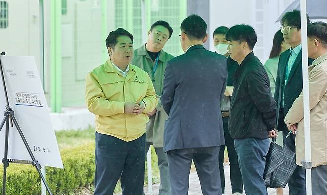 9일 오세현 아산시장은 탕정 물환경센터 체육시설 조성 대상지를 점검하고 있다. ⓒ아산시 제공