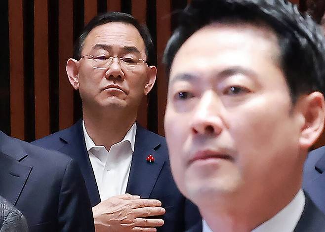 장동혁 국민의힘 대표가 2월31일 국회에서 열린 의원총회에 참석해 국기에 경례하고 있다. 왼쪽은 주호영 국회부의장. ⓒ연합뉴스