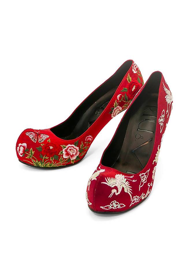 ‘미란다 편집장’ 메릴 스트립을 위해 만든 학 구름 자수의 코리안 토(오른쪽)와 앤 해서웨이 품에 안긴 모란과 나비 자수의 슈즈 사진제공|리우앤비우