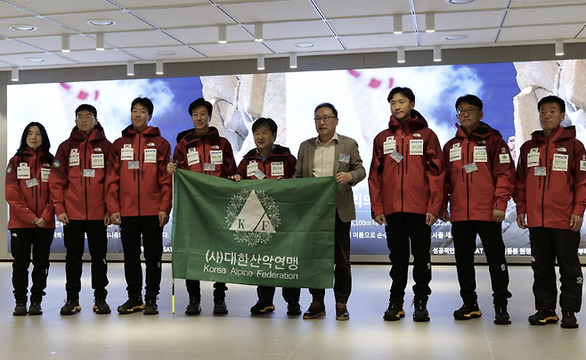 왼쪽부터 배서영 대원, 이의준 대원, 최지호 대원, 안치영 대장, 곽달원 단장, 대한산악연맹 조좌진 회장, 최형욱 대원, 이상국 대원, 백종민 대원.  대한산악연맹