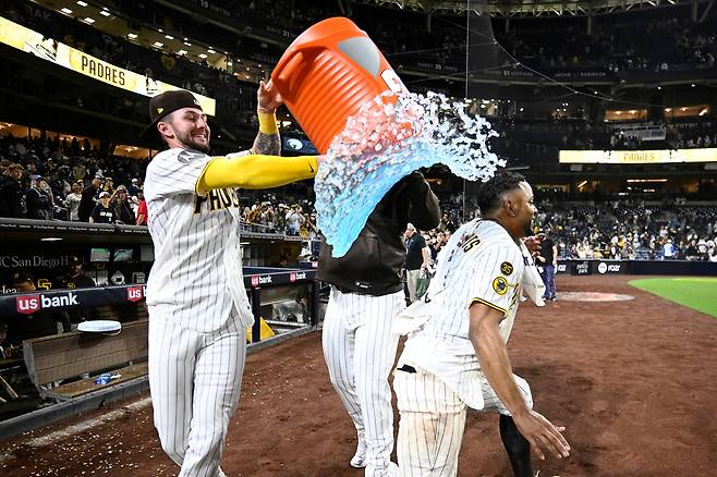샌디에이고 잭슨 메릴(왼쪽)이 10일 콜로라도전 승리 후 끝내기 만루홈런을 날린 보가츠에게 물세례를 하고 있다. Imagn Images연합뉴스