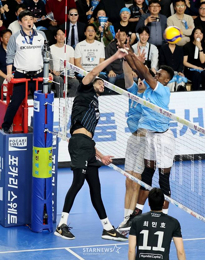 현대 레오가  8일 천안유관순체육관에서 열린 진에어  2025-2026 V리그 챔피언결정전 대한항공과 현대캐피탈 4차전 3세트 매치포인트를 따내고 있다. /사진=강영조 선임기자