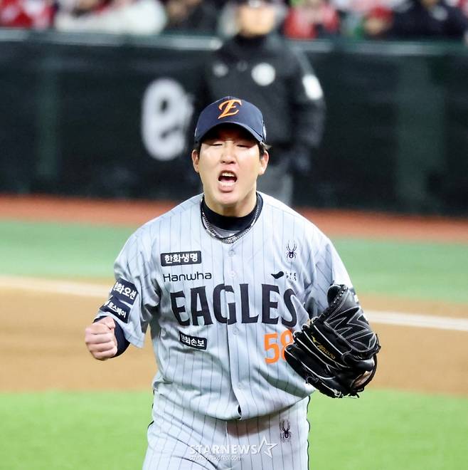 한화 불펜 박상원이 지난 7일 SSG 랜더스전 7회말을 무실점으로 막아낸 뒤 포효하고 있다. /사진=강영조 선임기자