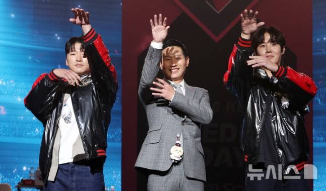 농구 슛 동작을 하는 LG 박해민(왼쪽부터), 염경엽 감독, 임찬규. /사진=뉴시스