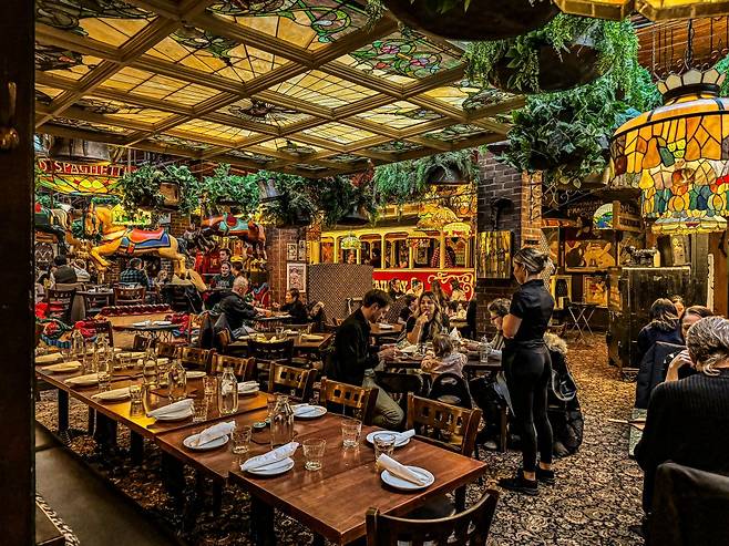 다운타운의 올드 스파게티 팩토리(The old Spaghetti factory)에서 서버가 주문을 받고 있다