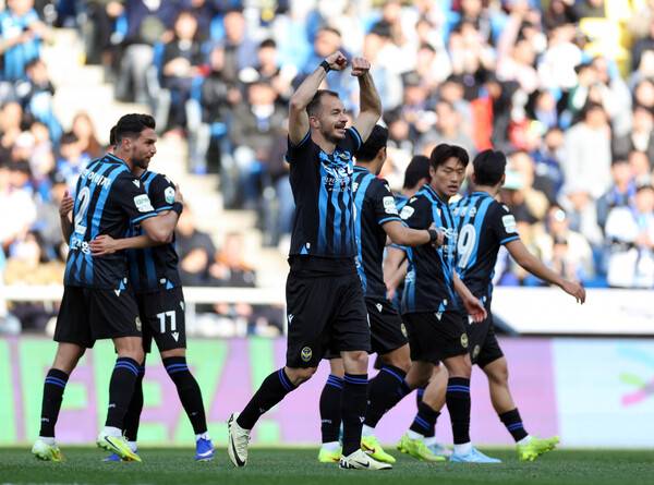 인천유나이티드, 울산HD전서 3연승 도전…무고사 득점 행진 이어갈까...사진은 인천유나티드의 환호 모습.(사진제공=한국프로축구연맹)