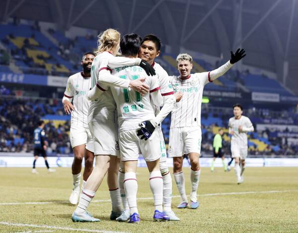 인천유나이티드, 울산HD전서 3연승 도전…무고사 득점 행진 이어갈까...사진은 대전하나시티즌 선수들 환호 모습.(사진제공=한국프로축구연맹)