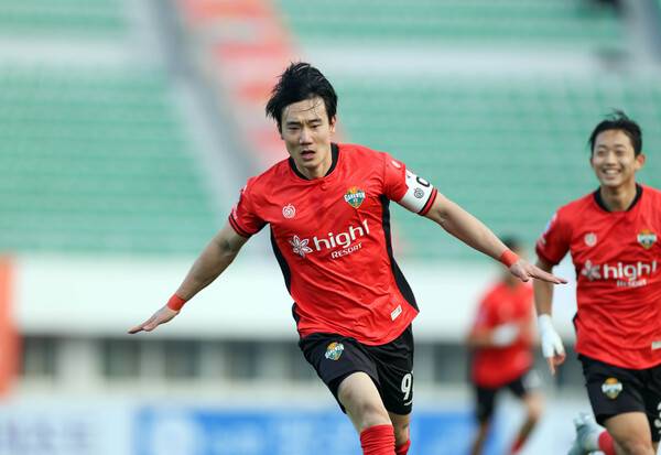 인천유나이티드, 울산HD전서 3연승 도전…무고사 득점 행진 이어갈까...사진은 강원FC 이유현 모습.(사진제공=한국프로축구연맹)