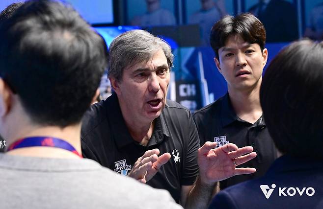 판정에 항의하는 블랑 현대캐피탈 감독(중앙) [한국배구연맹 제공. 재판매 및 DB 금지]