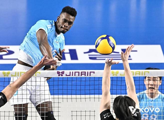 공격하는 대한항공의 마쏘(뒷줄 왼쪽) [한국배구연맹 제공. 재판매 및 DB 금지]