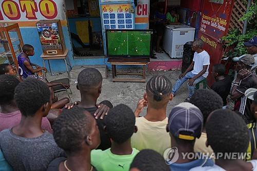 축구 경기를 보고 있는 아이티 주민들  [AP 연합뉴스 자료사진. 재판매 및 DB금지]