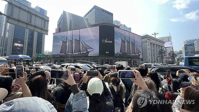 신세계백화점, 본점 신세계스퀘어에서 방탄소년단 컴백 기념 미디어아트 공개 (서울=연합뉴스) 신세계백화점은 본점 신세계스퀘어에서 방탄소년단(BTS)의 컴백을 기념한 미디어아트 '시보 영상'을 최초 공개함과 동시에 '신곡 뮤직비디오'를 20일 공개했다. 사진은 신세계백화점 본점 신세계스퀘어에서 공개하는 BTS 영상. 2026.3.20 [신세계백화점 제공. 재판매 및 DB 금지] photo@yna.co.kr
