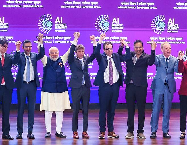 오픈AI·앤트로픽 CEO의 '어색한 손' 샘 올트먼 오픈AI 최고경영자(CEO·왼쪽에서 네 번째)와 다리오 아모데이 앤트로픽 CEO(왼쪽에서 다섯 번째)가 지난 2월 19일(현지시간) 인도 뉴델리에서 열린 'AI 정상회의'에서 서로 손을 잡지 않고 불편한 관계를 내보이고 있다. [인도 총리실 제공. AP=연합뉴스 자료사진]