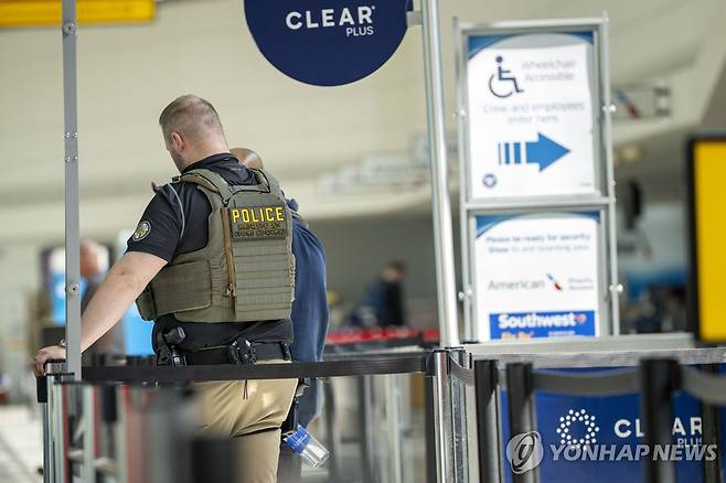 볼티모어 국제공항의 이민세관단속국(ICE) dydnjs [UPI=연합뉴스. 재판매 및 DB 금지]