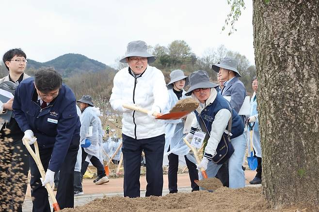 재일 경남도민회와 함께 식수하는 박완수 경남지사(가운데) [경남도 제공. 재판매 및 DB 금지]