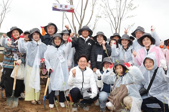 제47회 경남도민회 향토식수단과 박완수 경남지사(앞줄 가운데) [경남도 제공. 재판매 및 DB 금지]